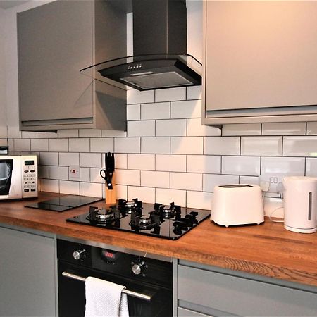 Nelson By The Docks Serviced Apartments By Roomsbooked Глостър Екстериор снимка
