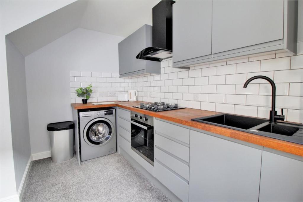 Nelson By The Docks Serviced Apartments By Roomsbooked Глостър Екстериор снимка