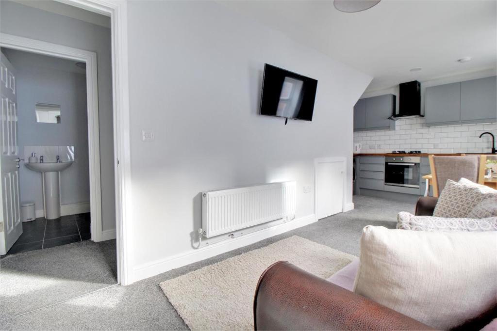Nelson By The Docks Serviced Apartments By Roomsbooked Глостър Екстериор снимка